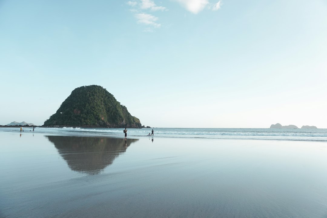 Pantai Pulau Merah