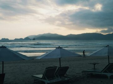 Pantai Pulau Merah Banyuwangi: Tiket, Rute & Wisata Bahari