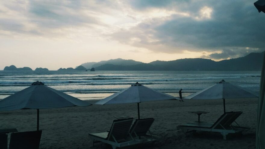 Pantai Pulau Merah Banyuwangi: Tiket, Rute & Wisata Bahari Pantai Pulau Merah Banyuwangi: Tiket, Rute & Wisata Bahari